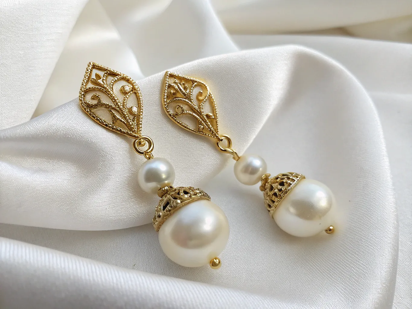 Perleøreringe med gulddetalje